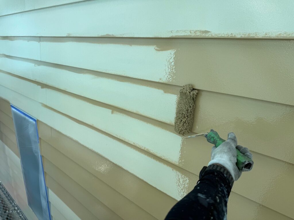 外壁：中塗り<br />
（色：21‐70H 、ニットコウ色）